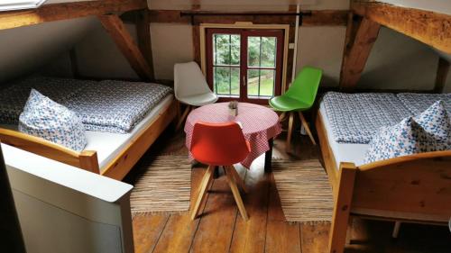 德绍Forsthaus Leiner Berg的一间设有两张床和一张桌子及椅子的房间
