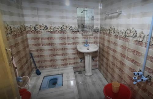 TālGreen Hill Hotel Thall Kumrat的一间带水槽和卫生间的浴室