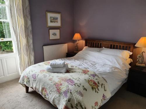 里彭The Bruce Arms的一间卧室配有一张带花卉毯子的床