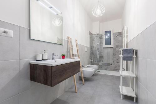 巴里RobertONE Guest House的白色的浴室设有水槽和卫生间。