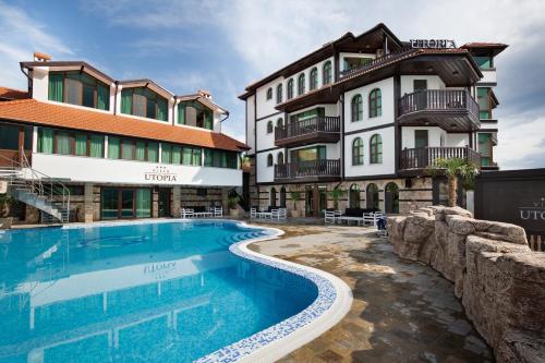 RidovoVilla EUPHORIA的大楼前设有游泳池的酒店