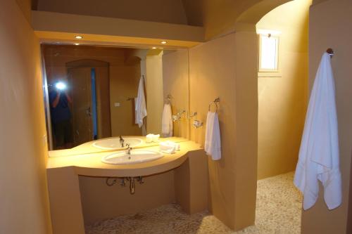 阿布达巴绿洲度假酒店的一间带水槽和大镜子的浴室