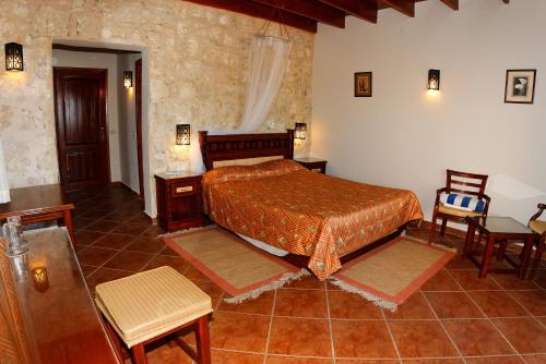 阿布达巴绿洲度假酒店的卧室配有一张床和一张桌子及椅子