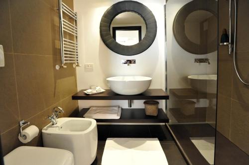帕尔马Opera 11 r&b的一间带水槽、卫生间和镜子的浴室