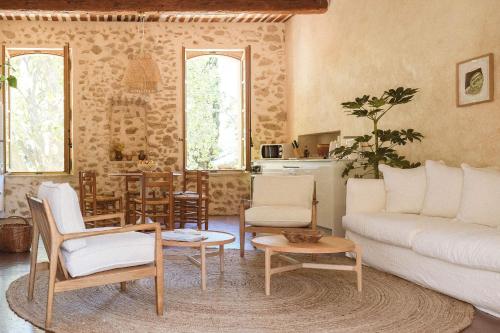 卢马罕Le Galinier, Lourmarin, an authentic Beaumier Guesthouse的客厅配有沙发和桌子