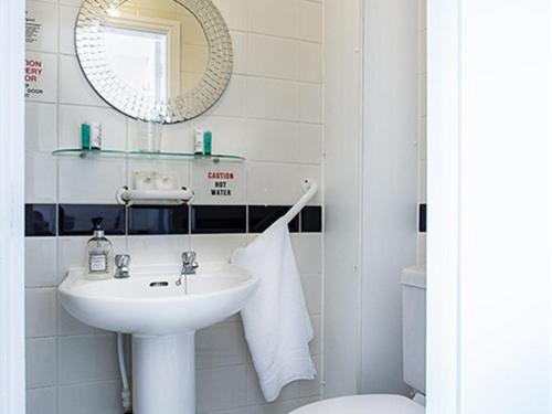 绍斯波特阿尔伯特&维多利亚酒店的一间带水槽、镜子和卫生间的浴室