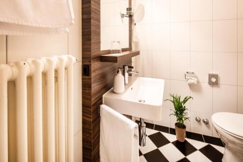 索洛图恩乐得图姆酒店的浴室配有散热器、水槽和卫生间