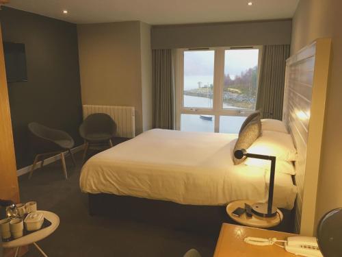 格伦科格兰库岛酒店的酒店客房设有床和窗户。