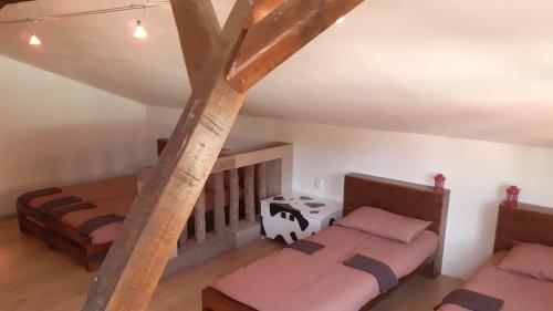 弗拉涅Village house Moo Moo的阁楼间设有两张床和楼梯。