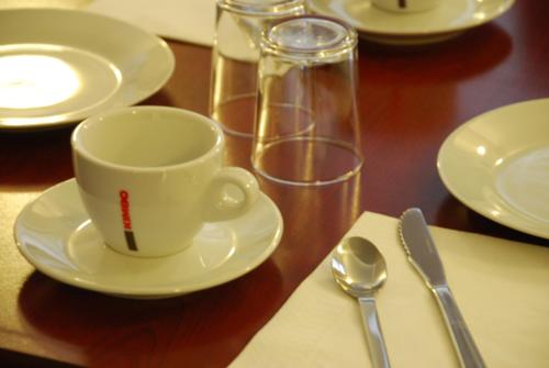 罗德兹鲁瑟尼乌姆酒店的木桌,带杯盘和勺子
