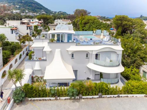 伊斯基亚Ischia Mavilan Luxury Apartments的市景白色房屋