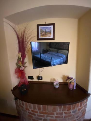 卡鲁Orchidea的一间带电视和砖砌壁炉的客厅