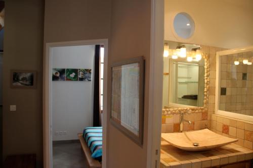 阿维尼翁德阿维尼翁露台酒店的一间带木制水槽和镜子的浴室