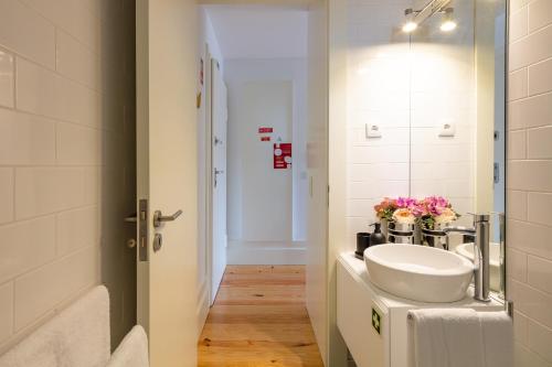 波尔图Douro Golden Studio的浴室设有白色水槽和镜子