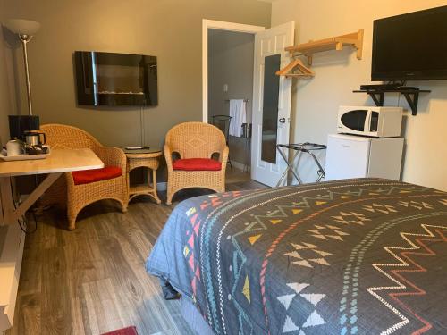 拜圣保罗戴斯卡斯卡德斯汽车旅馆的卧室配有一张床和一张桌子及椅子