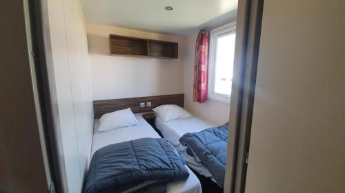 波讷地区圣朱利安Les Dunes de Contis的小房间设有两张床和窗户