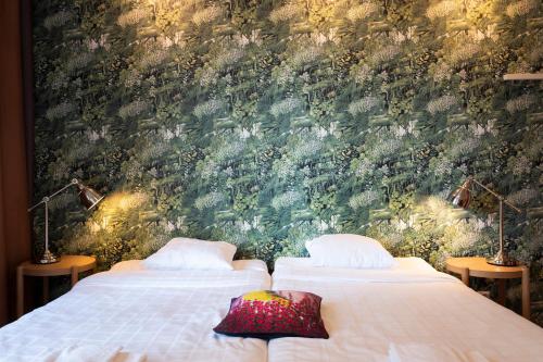 赫尔辛基费恩酒店的卧室设有两张床铺和壁画