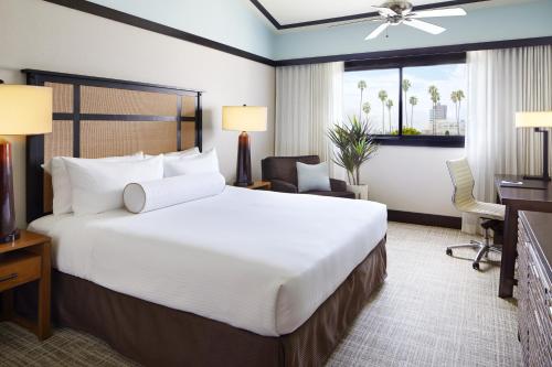 洛杉矶阿姆布罗斯酒店的酒店客房设有一张大床和一张书桌。