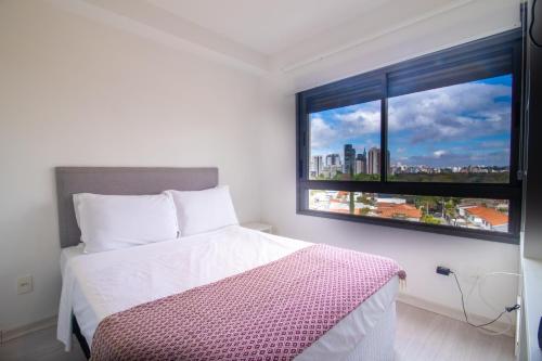 圣保罗360 Vila Madalena的一间卧室设有一张床和一个大窗户