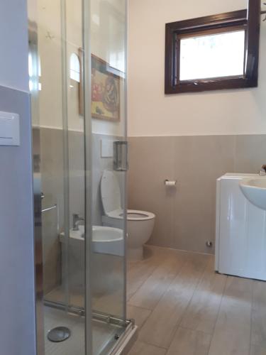 里奥内莱尔巴Nisportino的一间带卫生间和水槽的浴室