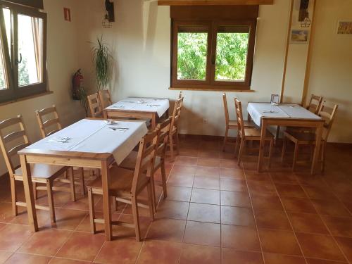 奧瑞那La Oliva的用餐室设有桌椅和窗户。