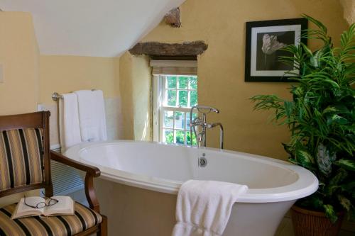 North Wales约瑟夫安布勒宾馆的带浴缸的浴室