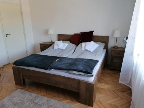 泽拜盖尼Vendégház a Kerekhegyi Pagonyhoz的一间卧室配有带白色床单和枕头的床。