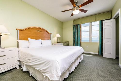 代托纳海滩Unit 2427 Ocean Walk - 2 Bedroom Ocean Front的一间卧室配有一张大床和吊扇