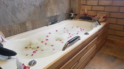 拉基拉Casona Real Santa Barbara的浴室里装满红心的浴缸