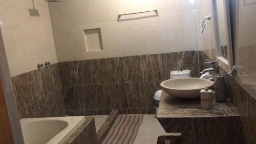 科科约克Casa en Cuautla para 16 personas的一间带水槽、浴缸和卫生间的浴室