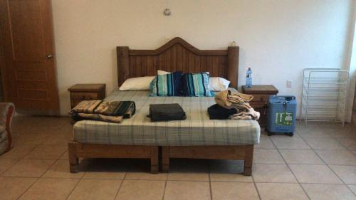 科科约克Casa en Cuautla para 16 personas的一间卧室配有带袋子的床