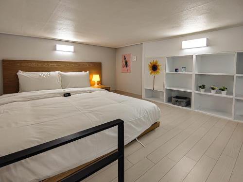 坡州市Park View Terrace的一间卧室,卧室内配有一张大床