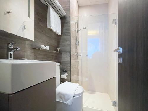 新加坡哈夫洛克路易凯恩服务公寓式酒店的浴室配有卫生间、盥洗盆和淋浴。