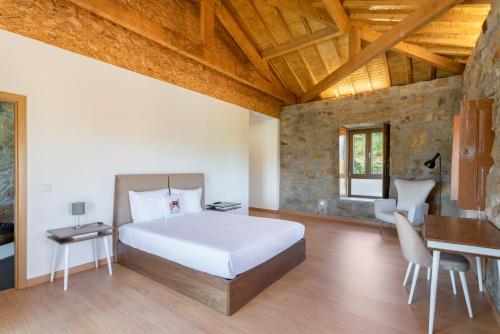 拉梅戈Quinta do Passadiço的一间卧室配有一张床和一张书桌