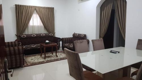 尼兹瓦Orient Apartments的客厅配有桌子和沙发