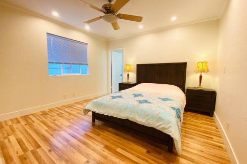 圣布鲁诺Entire 3 bedroom house for 6 people Near SFO SF Bay Area Newly updated的一间卧室配有一张床和吊扇
