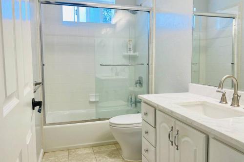 圣布鲁诺Entire 3 bedroom house for 6 people Near SFO SF Bay Area Newly updated的带淋浴、卫生间和盥洗盆的浴室