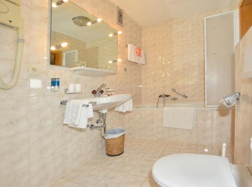 蒂罗尔-泽费尔德Haus Orplid的浴室配有盥洗盆、卫生间和浴缸。