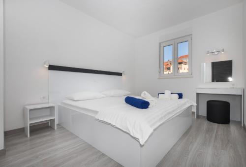 波斯蒂拉Apartments BlueView的白色卧室设有一张白色大床
