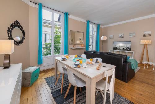 昂热Appartement Coeur de Ville rue Saint-Laud的客厅配有桌子和沙发