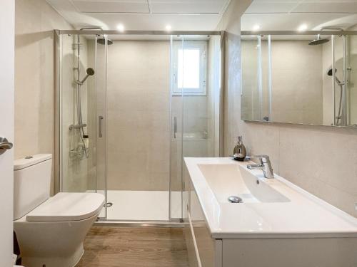马贝拉马贝拉豪华公寓 的浴室配有卫生间、盥洗盆和淋浴。