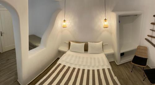 圣安娜纳克索斯特奥法尼一室公寓的小房间设有一张带两个枕头的床