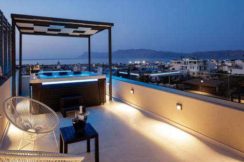 基萨莫斯Sapphire Blue Suites的阳台,晚上可欣赏到城市景观