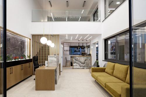 基萨莫斯Sapphire Horizon Suites的一个带沙发和桌子的办公室大堂