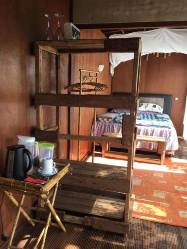 贝都古jungleadventure cabin camping的客房设有两张双层床和一张桌子。