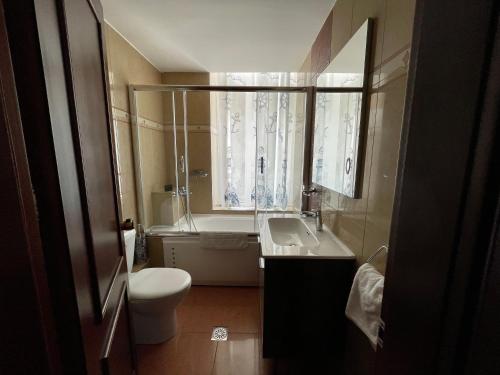 波罗斯Poros Mood的一间带水槽和卫生间的浴室以及窗户。