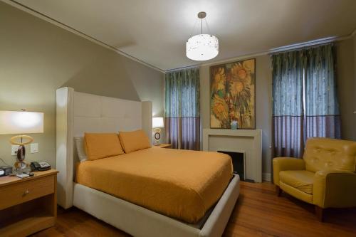 塔尔萨坎贝尔酒店的一间卧室配有一张床和一把椅子