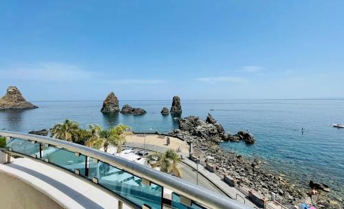 阿茨特雷扎Grand Hotel Faraglioni的享有海滩和岩石的景色