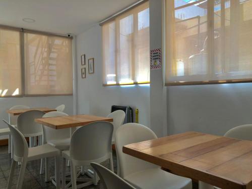 费德拉西翁Residencia del Norte的客房设有木桌、椅子和窗户。