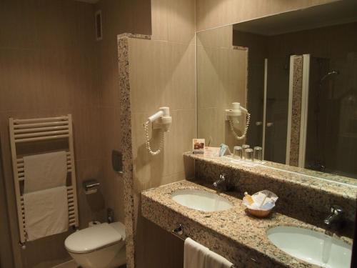 帕格拉Bordoy Don Antonio的浴室设有2个水槽、卫生间和镜子。